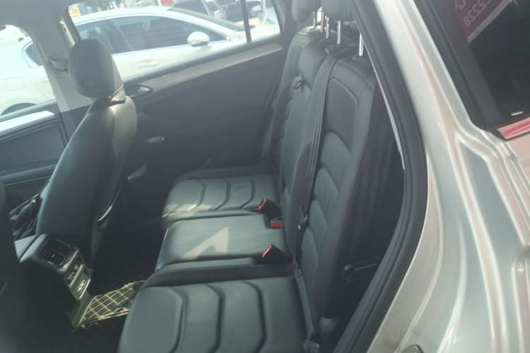 Used Volkswagen Tiguan L 2019 Updated Version 330TSI Automatic Two-Wheel Drive Panoramic Comfort Edition China VI Standard Left Rear Seat