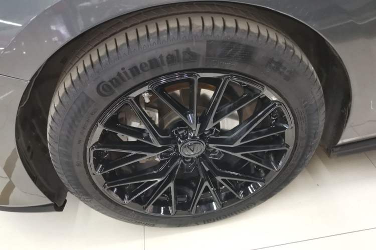 Used CHANGAN UNI-V 2023 1.5T Prestige Model Left Front Wheel Hub