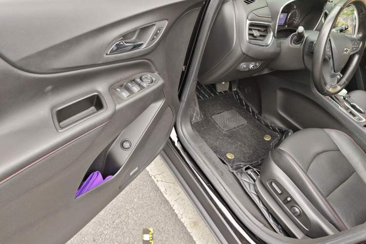 Used Chevrolet Equinox 2019 Redline 550T Automatic All-Wheel-Drive Trailblazer RS China VI Standard Driver Seat