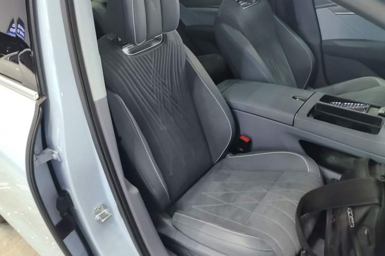 Used VOYAH PASSION 2023 Four-Wheel Drive Long-Range Version Right Front Seat