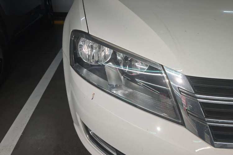 Used Volkswagen Lavida 2013 Revised Version 1.6L Automatic Luxury Edition Right Front Headlight