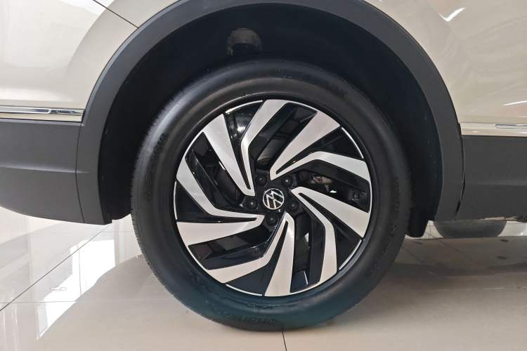 Used Volkswagen Tiguan L 2023 330TSI Automatic Two-Wheel Drive Smart Edition
