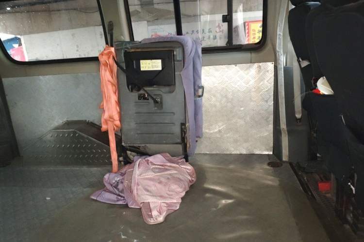 Used SAIC MAXUS Xintu V80 2017 2.5T 5-Speed Manual Aoyuntong National V Short Wheelbase Mid-Roof 5/6/10-Seater
