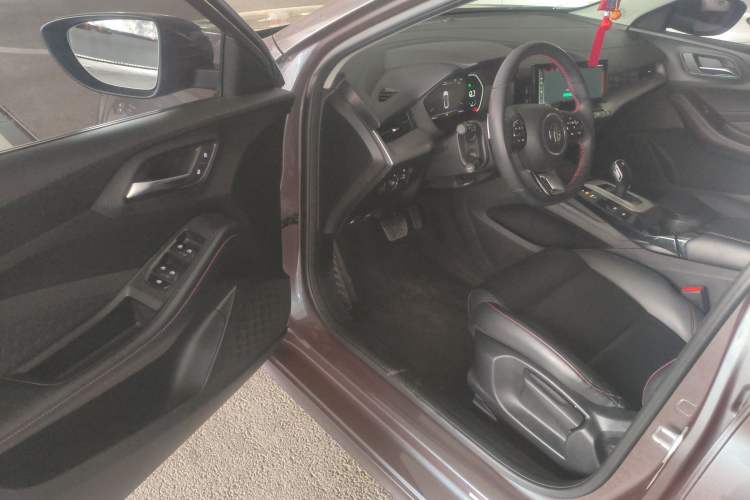 Used MG 5 2021 Revised 300TGI DCT Qingshè Luxurious Enjoyment Edition
