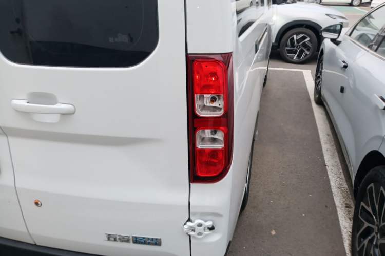 Used Wuling Yangguang 2024 300KM Comfort Version Passenger Van 75kW Right Rear Taillight