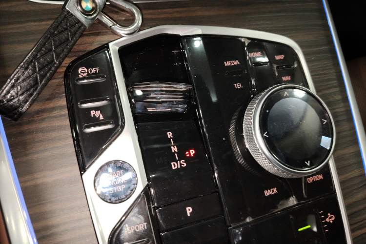 Used BMW X7 2023 xDrive40i Luxury Package with Leading Features Gear Lever