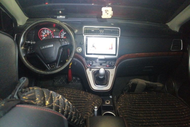 Used Haval H6 2015 Revised Version Sport Edition 1.5T Manual Transmission Two-Wheel Drive Elite Grade Center Console