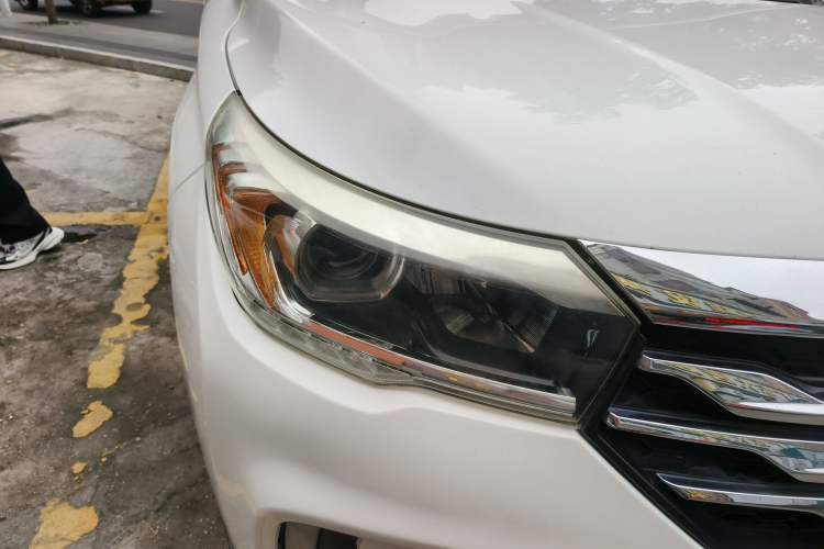 Used GAC Trumpchi GS4 2017 235T Automatic Two-Wheel Drive Luxury Smart Connectivity Version Right Front Headlight