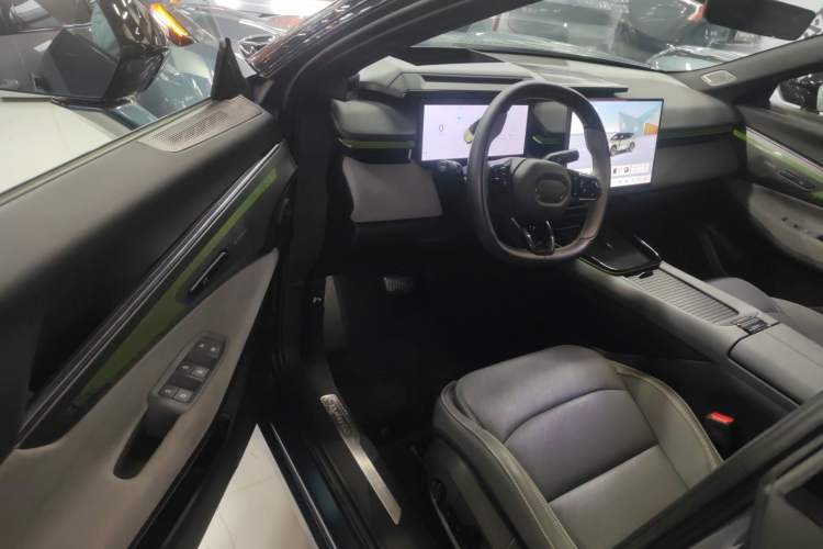 Used Lynk & Co 08 EM-P 2025 220 km All-Wheel-Drive Performance Halo
