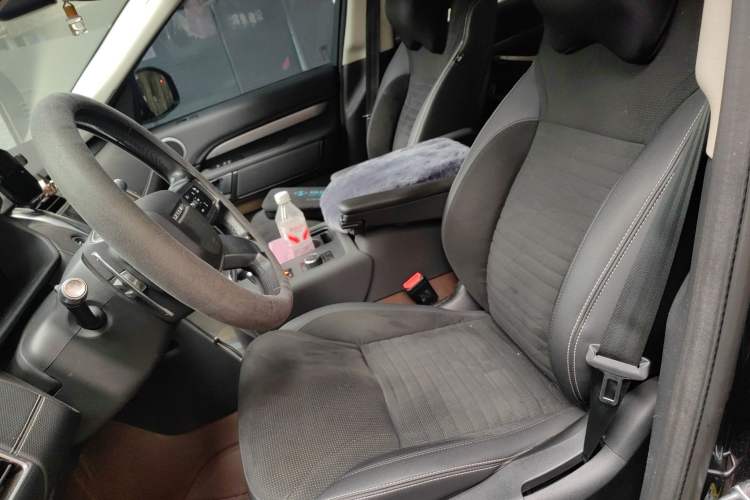 Used Land Rover Discovery 2021 360 PS R-Dynamic SE Left Front Seat