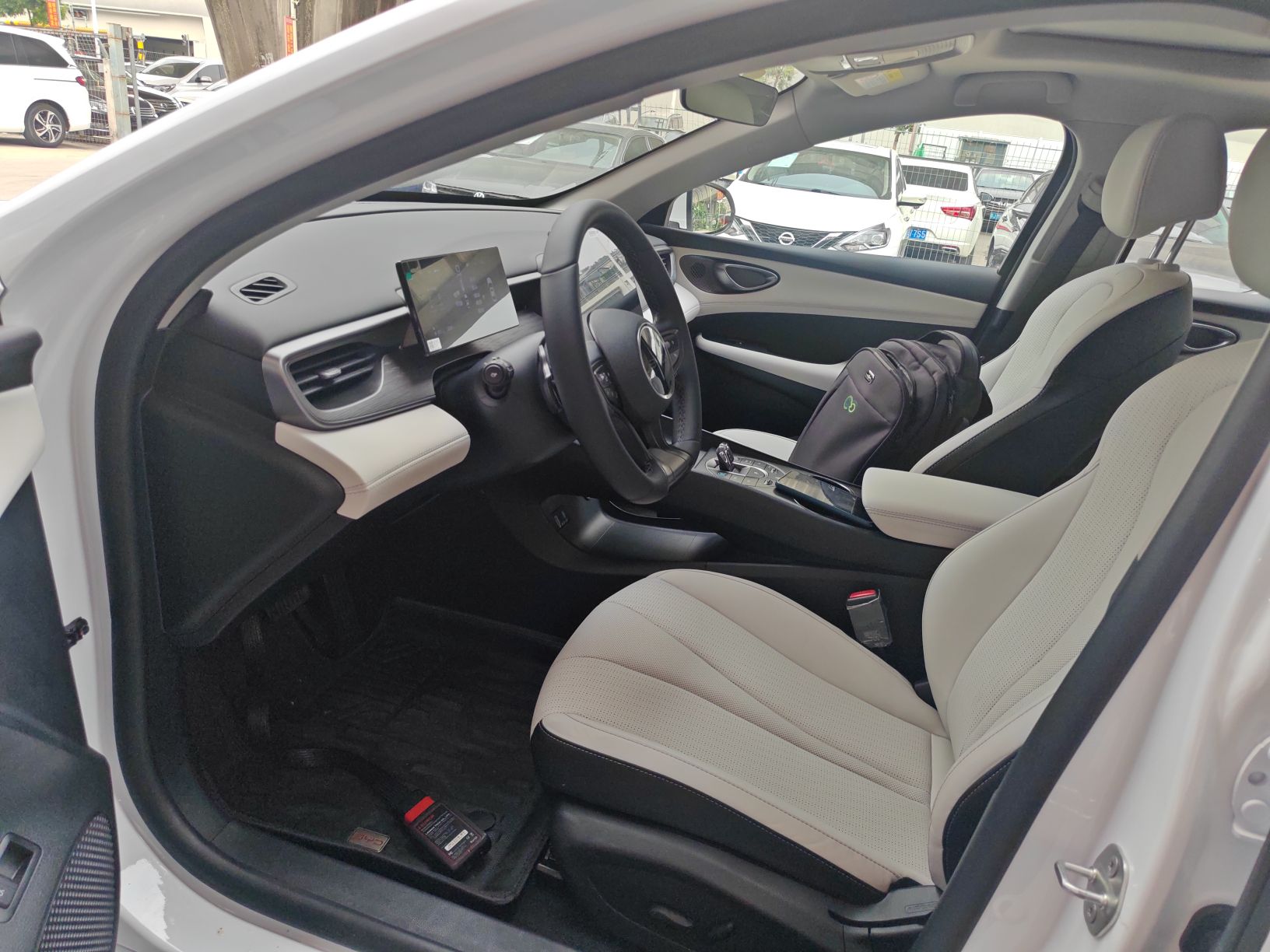 المقاعد الأمامية داخل السيارة