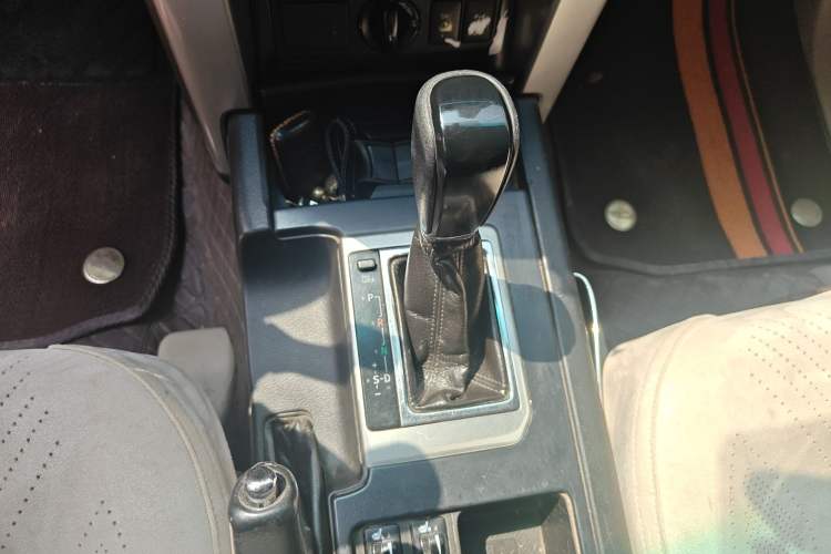 Used Toyota Prado 2010 4.0L Automatic TX-L Gear Lever
