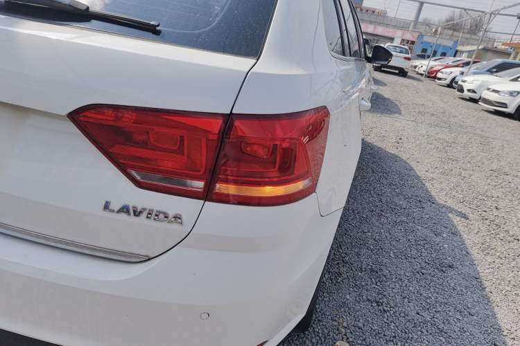 Used Volkswagen Gran Lavida 2015 1.6L Manual Comfort Edition
