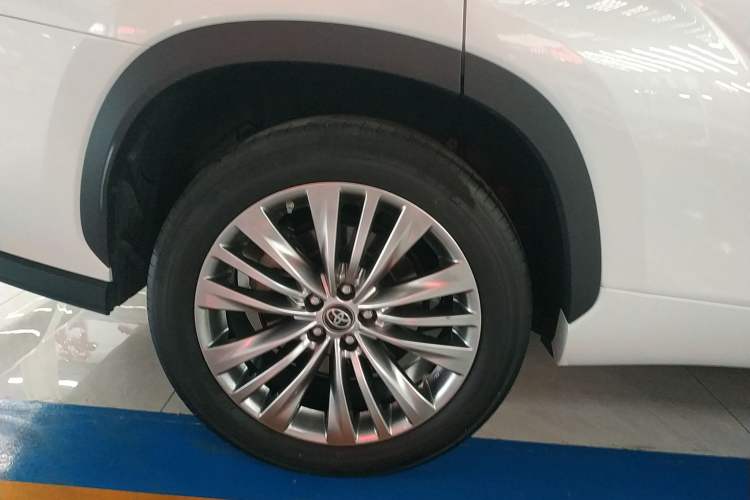 Used Toyota Highlander 2023 2.5L Smart Electric Hybrid Dual-Engine Four-Wheel Drive Prestige Version – 7 Seats Right Rear Wheel Hub