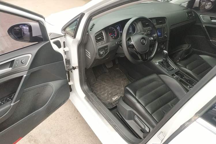 Used Volkswagen Golf 2015 1.4TSI Automatic Luxury Model
