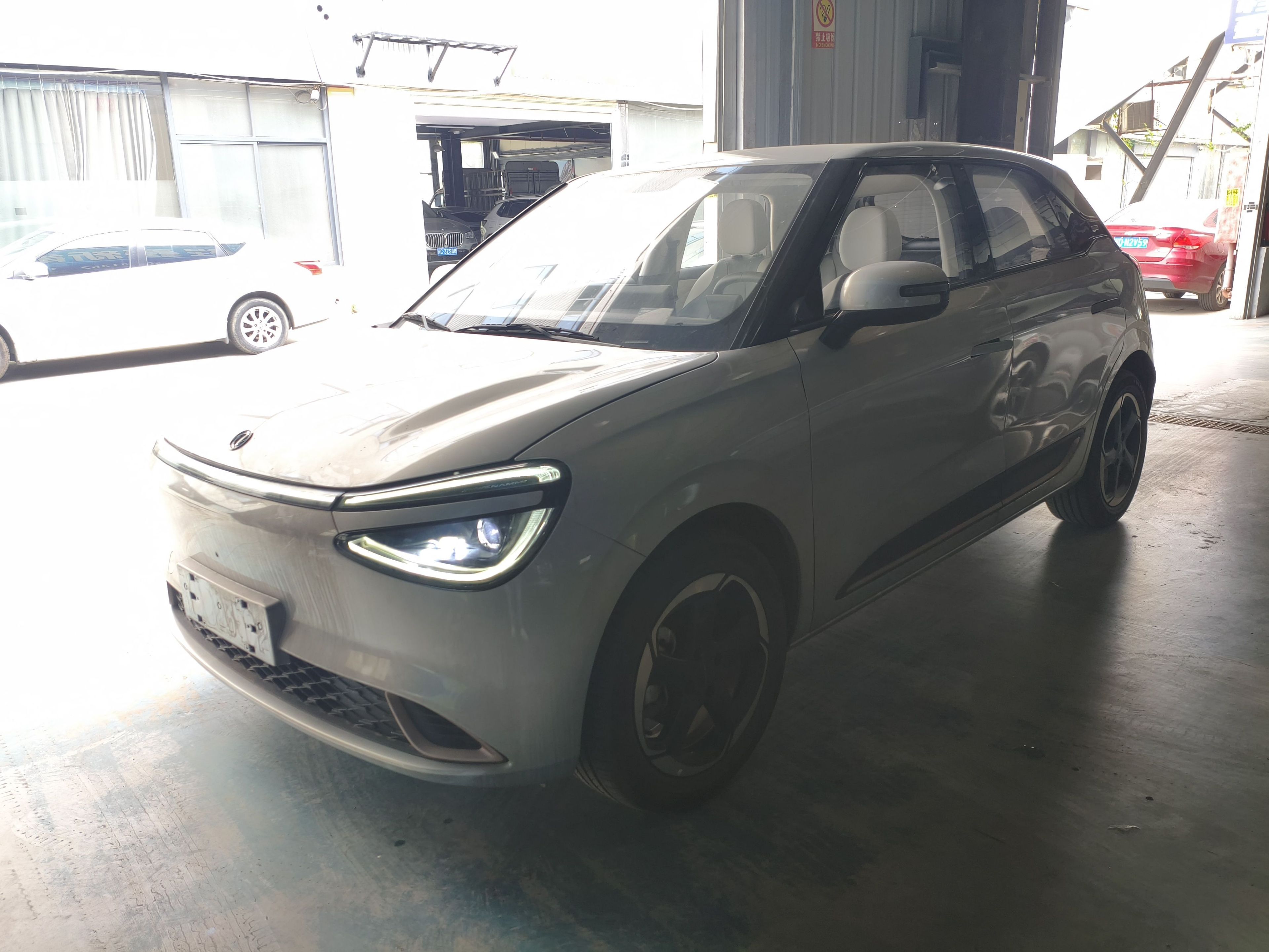 Под передней частью автомобиля