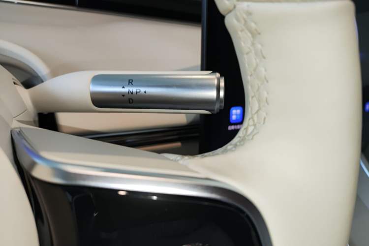 Used Hima Luxeed S7 2025 705 km Pro Gear Lever