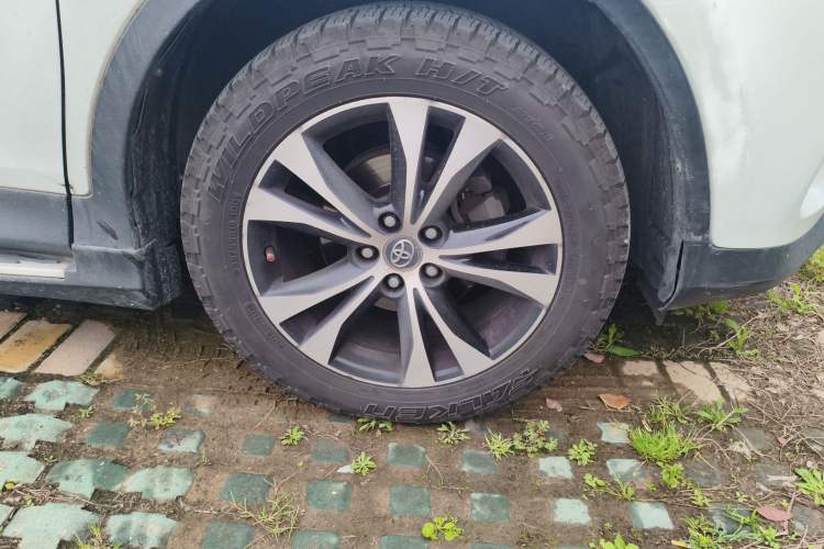 Used Toyota RAV4 2015 2.5L Automatic 4x4 Luxury Edition Right Front Wheel Hub