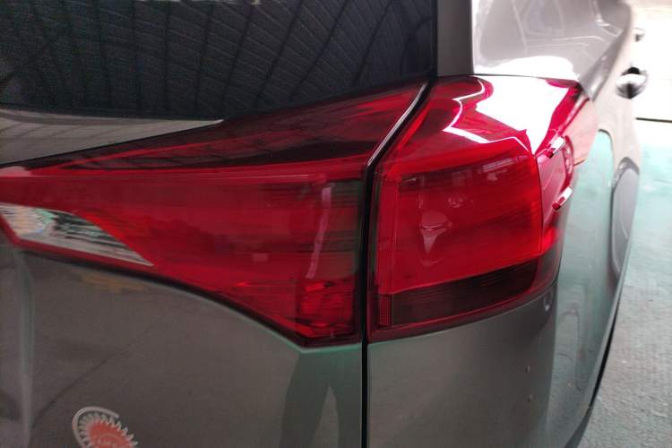 Used Toyota RAV4 2015 2.0L CVT Two-Wheel Drive Fashion Edition
