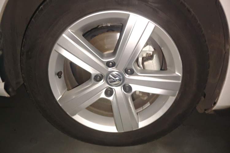 Used Volkswagen Golf 2015 1.4TSI Automatic Luxury Model Right Front Wheel Hub