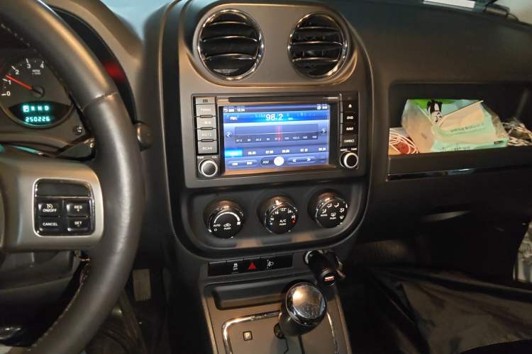 Used Jeep Compass 2013 2.4L four-wheel-drive sport version
