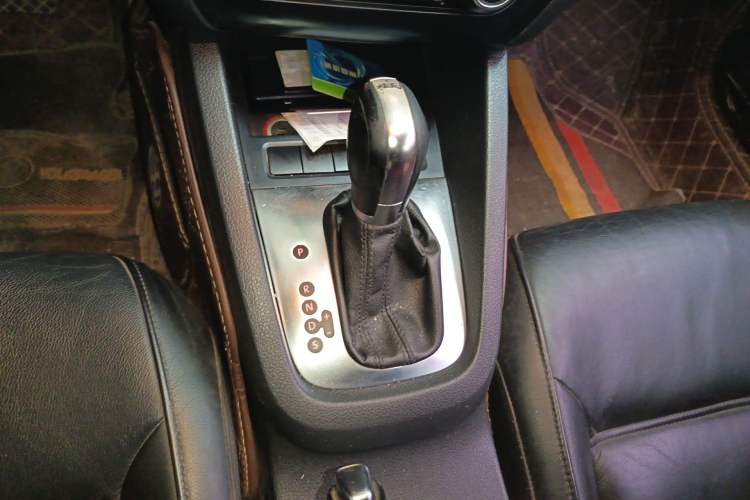 Used Volkswagen Sagitar 2012 1.4TSI Automatic Luxury Edition Gear Lever