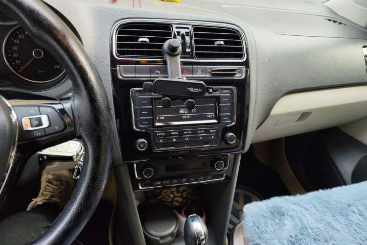 Used Volkswagen Polo 2014 1.4L Automatic Luxury Edition Audio And AC Panel