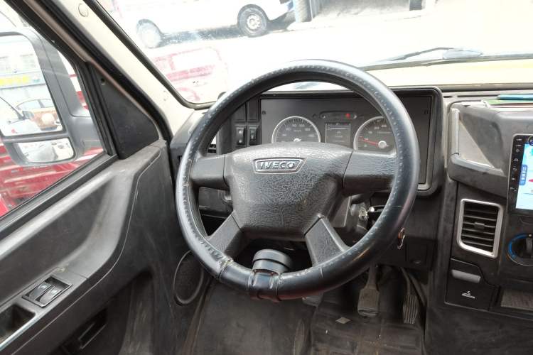 Used Iveco Daily 2020 2.8T V35 Box Truck with Dual Tires Low Roof 3 Seats China VI Emission Standard