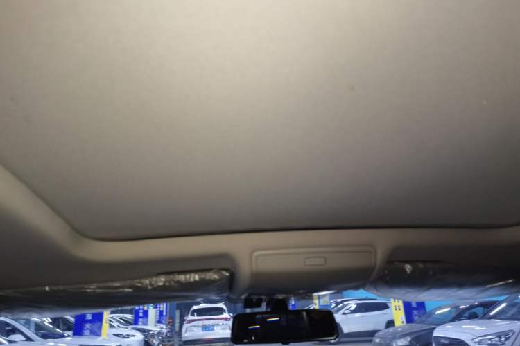 Used Volkswagen Tiguan L 2025 Model, Outstanding Version, 300TSI Automatic Two-Wheel Drive Longteng Edition Headliner