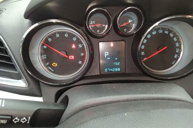 Used Buick Encore 2015 1.4T Automatic Two-Wheel Drive Urban Elite Version Odometer Close Up