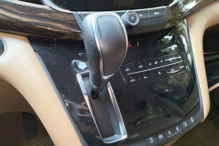 Used Buick GL8 2017 ES 28T Luxury Model China V Standard Gear Lever