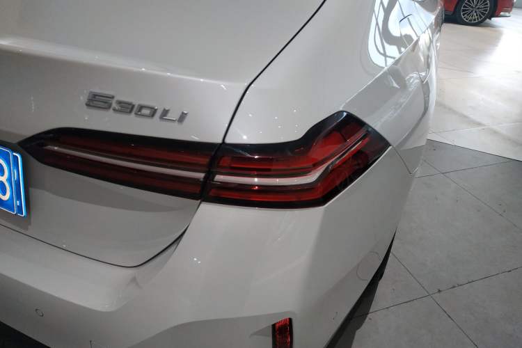 Used BMW 5 Series 2024 530Li Leading Model M Sport Package Exterior 3