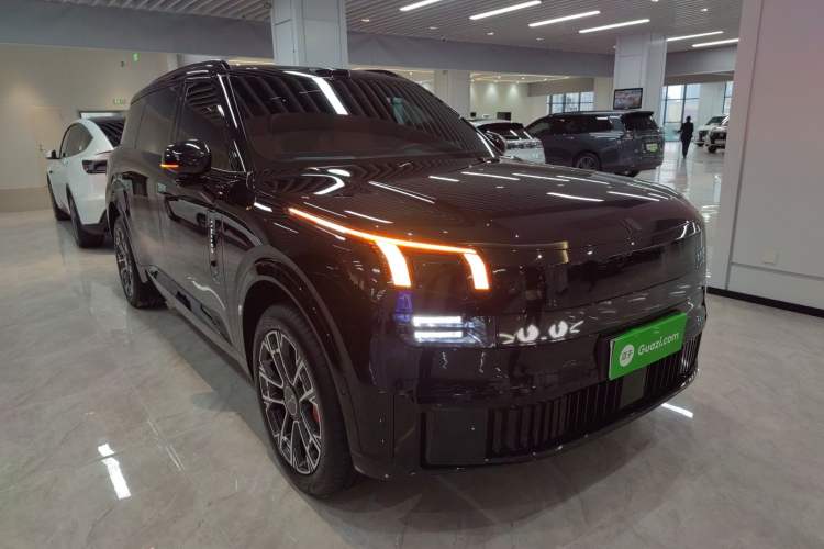 Used Lynk & Co 900 2025 2.0T Ultra Front Right 45 Deg