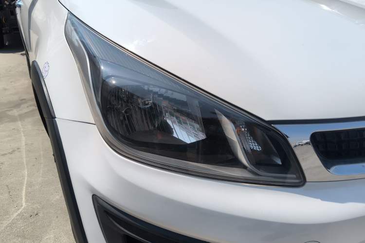 Used Kia KX Cross 2017 1.4L AT GLS Right Front Headlight