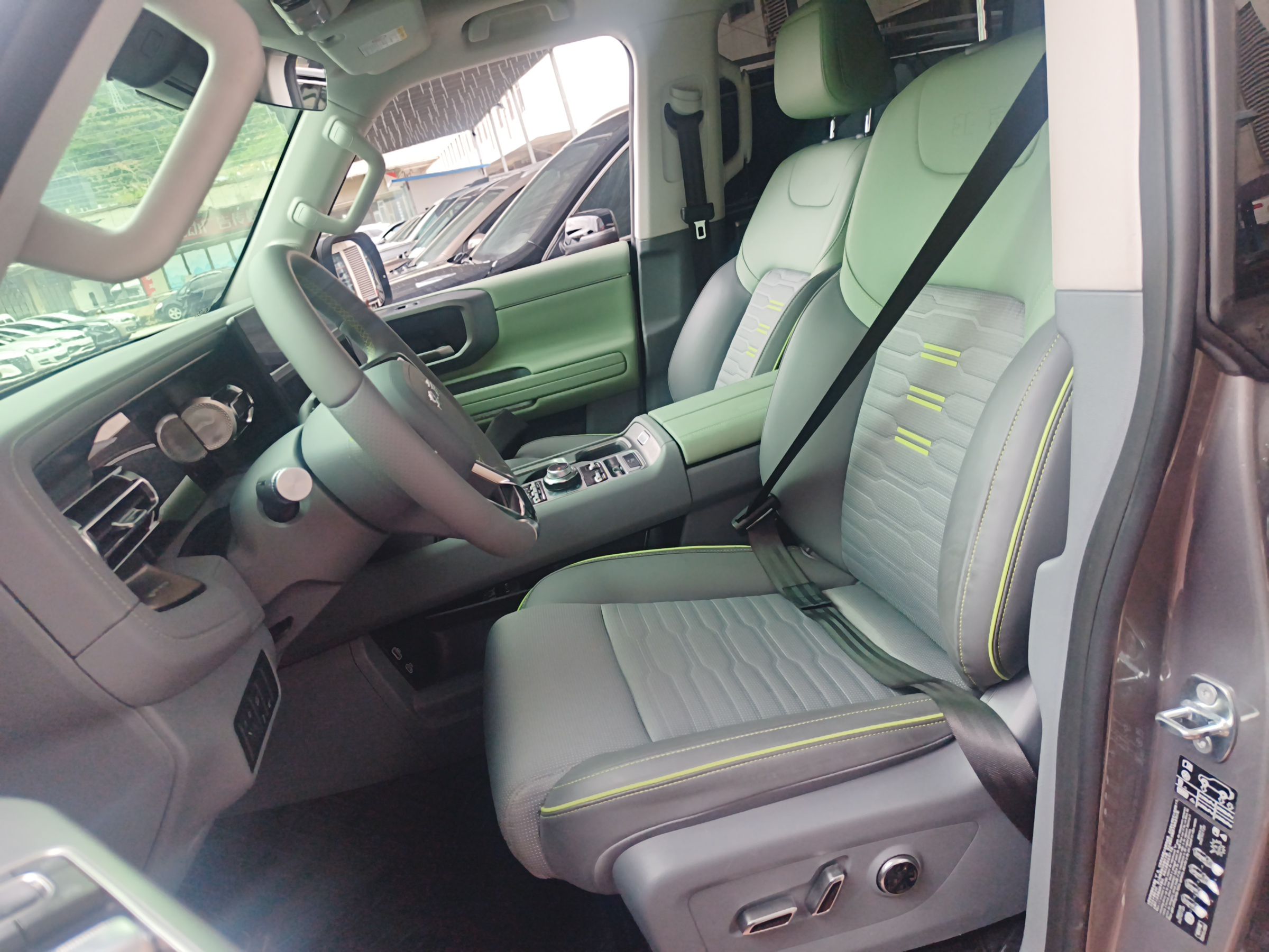 المقاعد الأمامية داخل السيارة