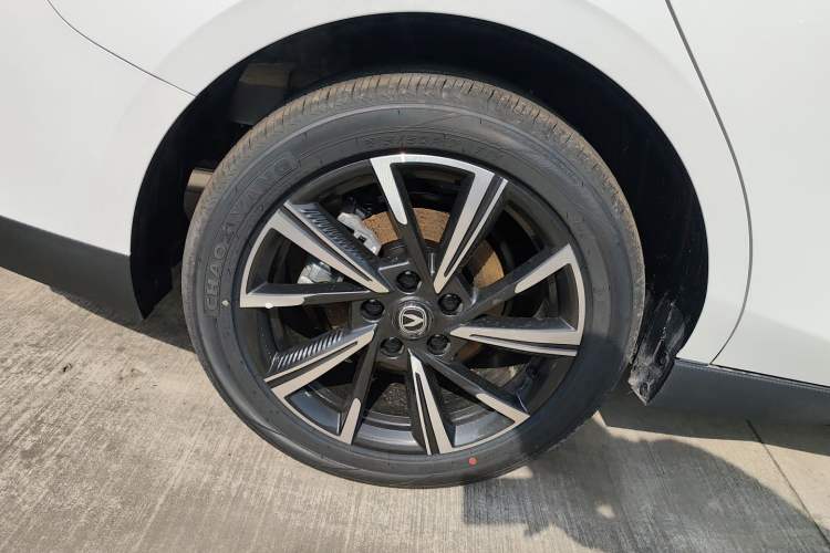 Used CHANGAN Eado 2025 Blue Whale 1.5T 500Bar Prestige Model
