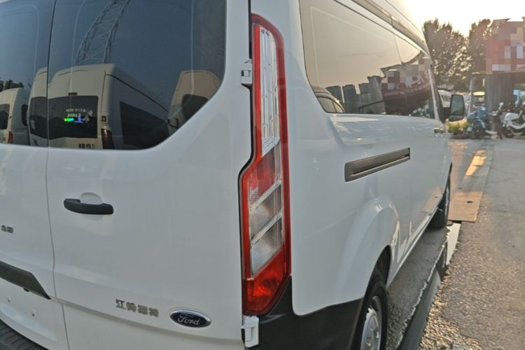 Used Ford Transit 2019 2.0T Diesel Multi-Purpose Commercial Vehicle Mid-Drive Mid-Roof 6-Seater China VI Standard