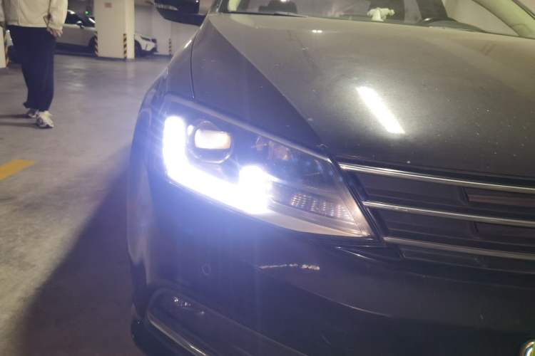 Used Volkswagen Sagitar 2015 230TSI Automatic Luxury Model Right Front Headlight