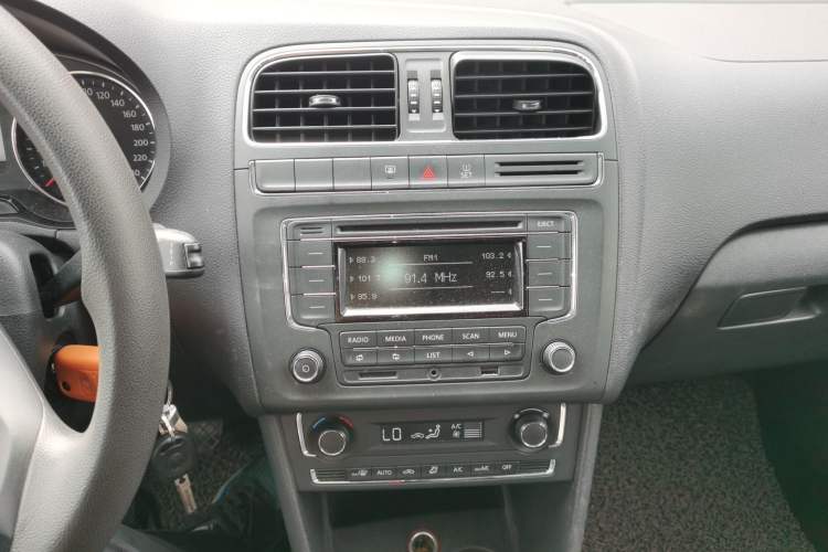 Used Volkswagen Polo 2014 1.6L Manual Comfort Edition
