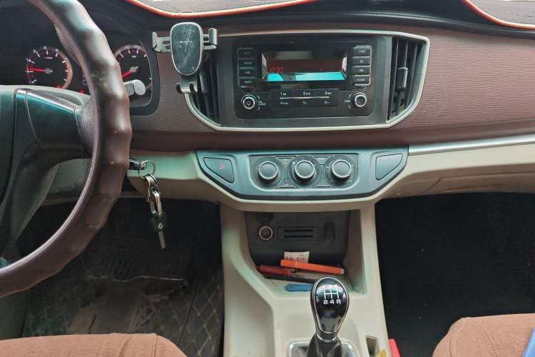 Used FORTHING Lingzhi 2019 M5L 1.6L 9-Seater Base Model China VI Standard Audio And AC Panel