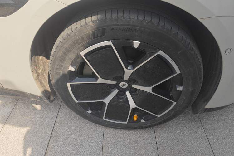 Used Xiaomi Auto SU7 2024 Rear-Drive Ultra-Long Range Advanced Pro-Level Intelligent Driving Version Right Front Wheel Hub