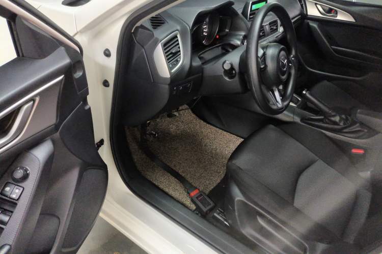 Used Mazda 3 Axela 2017 Sedan 1.5L Automatic Comfort Model Emission Standard China V
