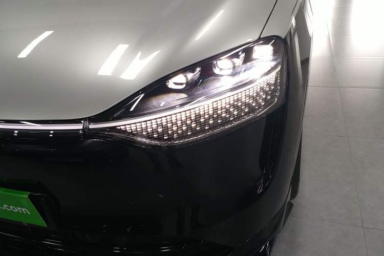 Used Hima AITO M9 2025 Extended-Range Max Version 52 kWh 5-Seater Edition Left Front Headlight