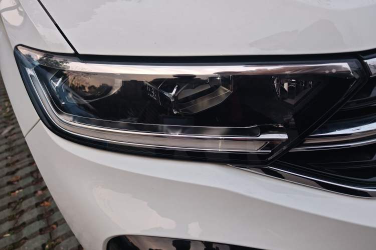 Used Volkswagen T-ROC 2025 300TSI DSG Two-Wheel Drive Chen Guang Edition
