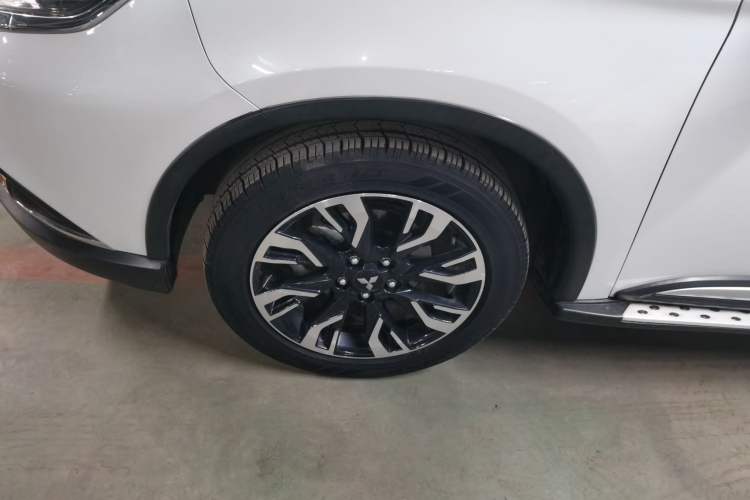 Used Mitsubishi Outlander 2019 2.4L 4x4 Zhi Xiang Edition 5 Seats China V Emission Standard
