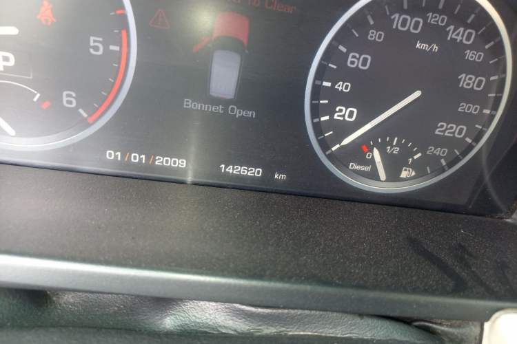 Used Land Rover Range 2010 3.6 TDV8 HSE Odometer Close Up