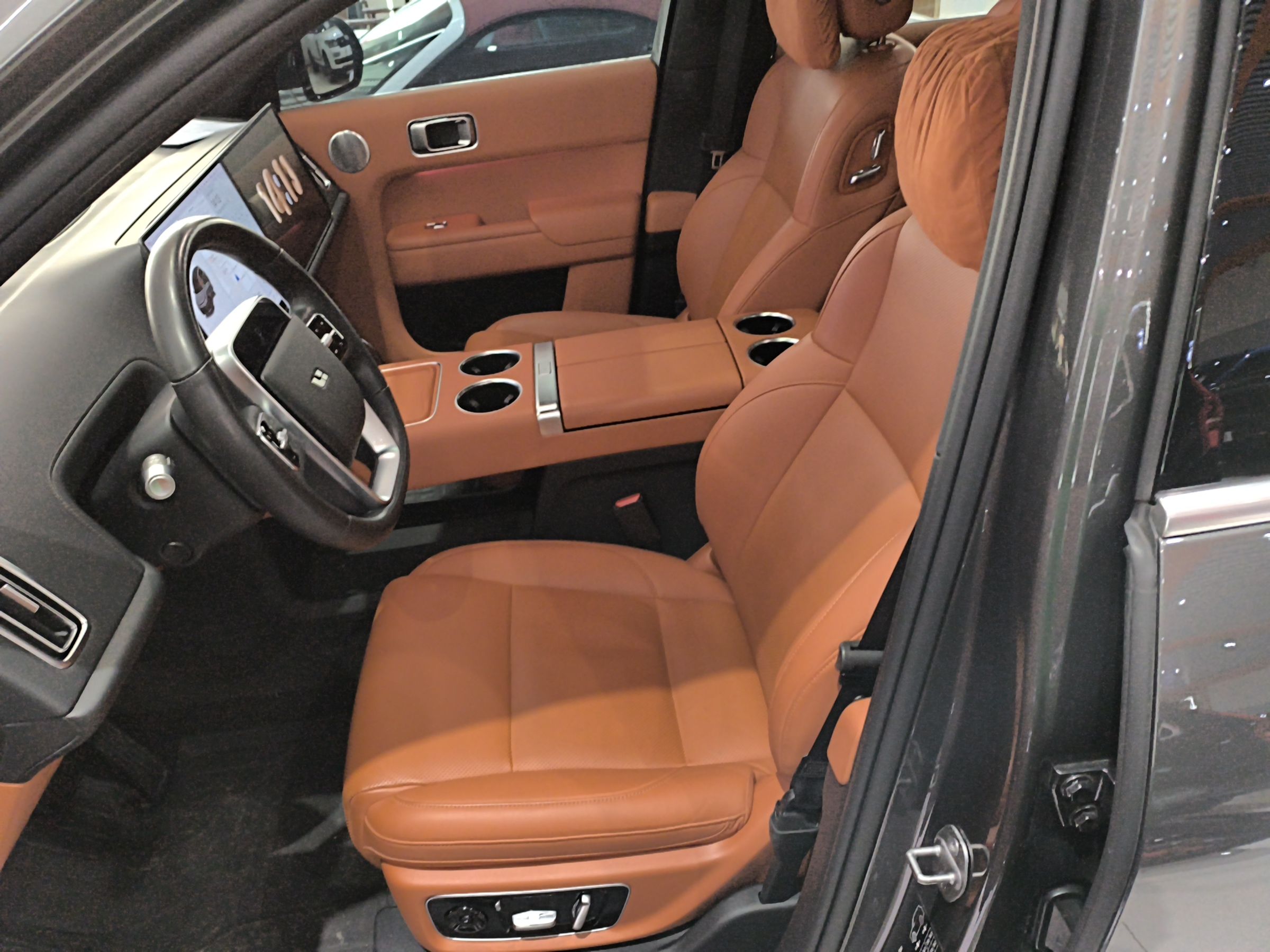 Переднее сиденье в автомобиле