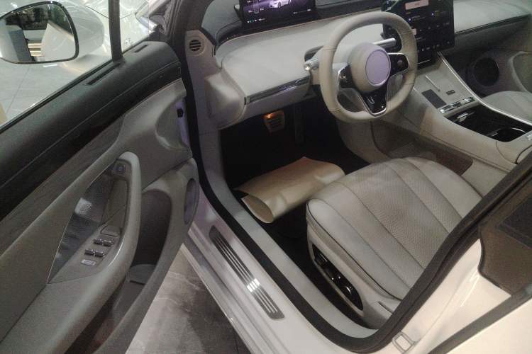 Used Hima Luxeed S7 2025 855 km Max