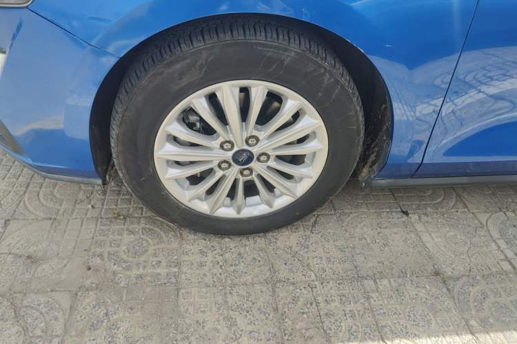 Used Ford Focus 2019 Sedan EcoBoost 180 Automatic Trend Edition Left Front Wheel Hub