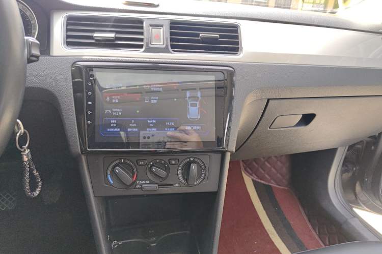 Used Skoda Rapid 2018 1.6L Manual Comfort Edition Audio And AC Panel